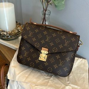 Louie Vuitton crossbody handbag